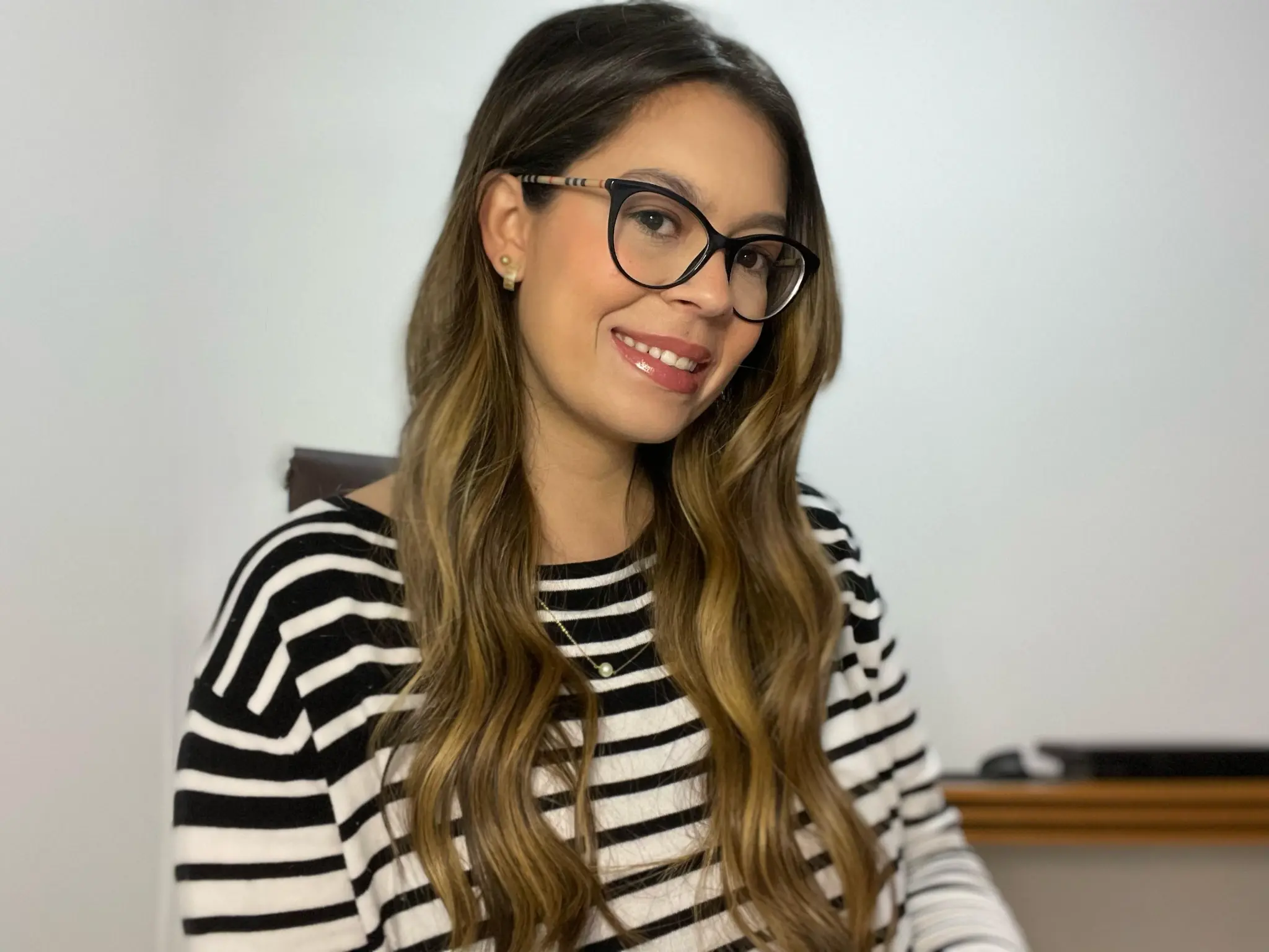 Foto de Victória Poiares com óculos
